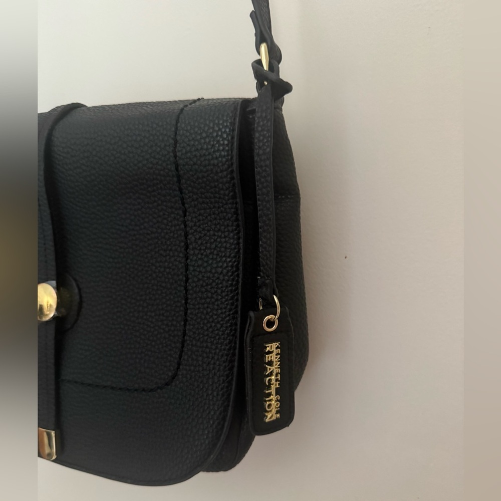 Kenneth Cole Reaction Black Pebbled Crossbody Saddle Bag Gold Tone Hardware NWOT - Picture 2 of 9